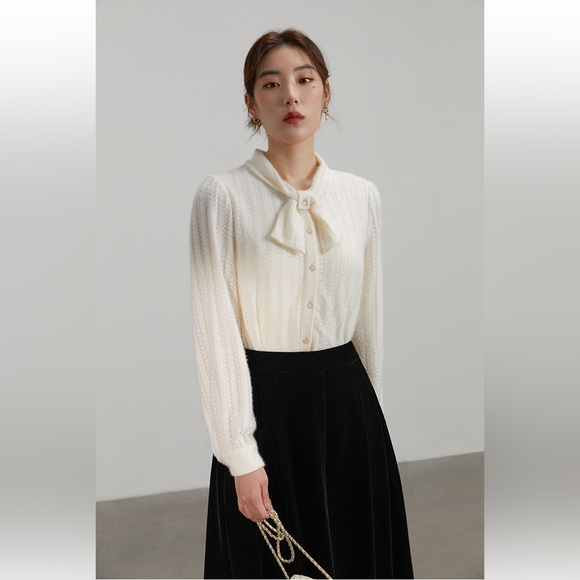 BNWT Lace Button Up Blouse with bow - Picture 2 of 6